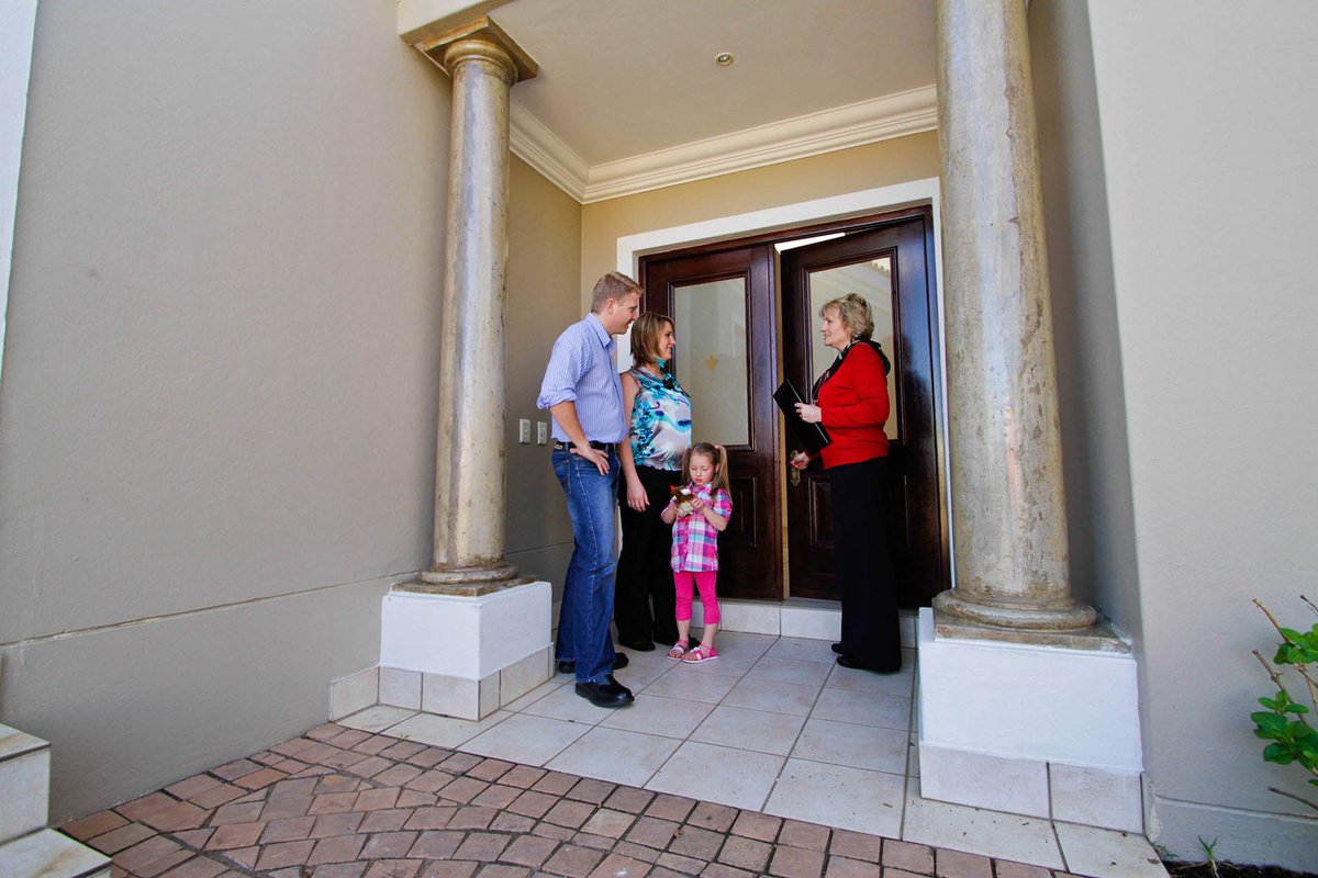 CrownReloNZ's tweet image. A dedicated Crown co-ordinator will act as your single point of contact to manage your #move, assist with any documentation and ensure that we meet or exceed your service expectation. ow.ly/GRsb30nCygy #MeasuredDistinction #MovewithCrown #bestmovingcompany #furnitureremoval