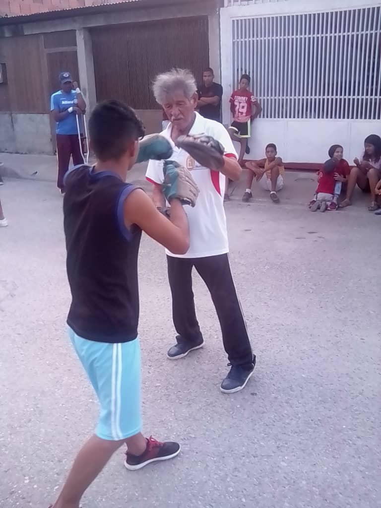 #12Feb Hoy exhibición de boxeo con  <a href="/imdepaloficial/">IMDEPAL</a> llegando  a la comunidad de Santa Bárbara de Cabudare  con el apoyo de la alcaldía Bolivariana de #Palavecino >>>#Deportes>>>#comunidad...<a href="/MirnaT_Vies/">Mirna TERESA Vies de Alvarez</a>  .<a href="/NicolasMaduro/">Nicolás Maduro</a> . <a href="/gestionperfecta/">Carmen Meléndez</a> ..<a href="/FUNDELA_LARA/">FUNDELA</a> . @MinJuventdyDep .#2019