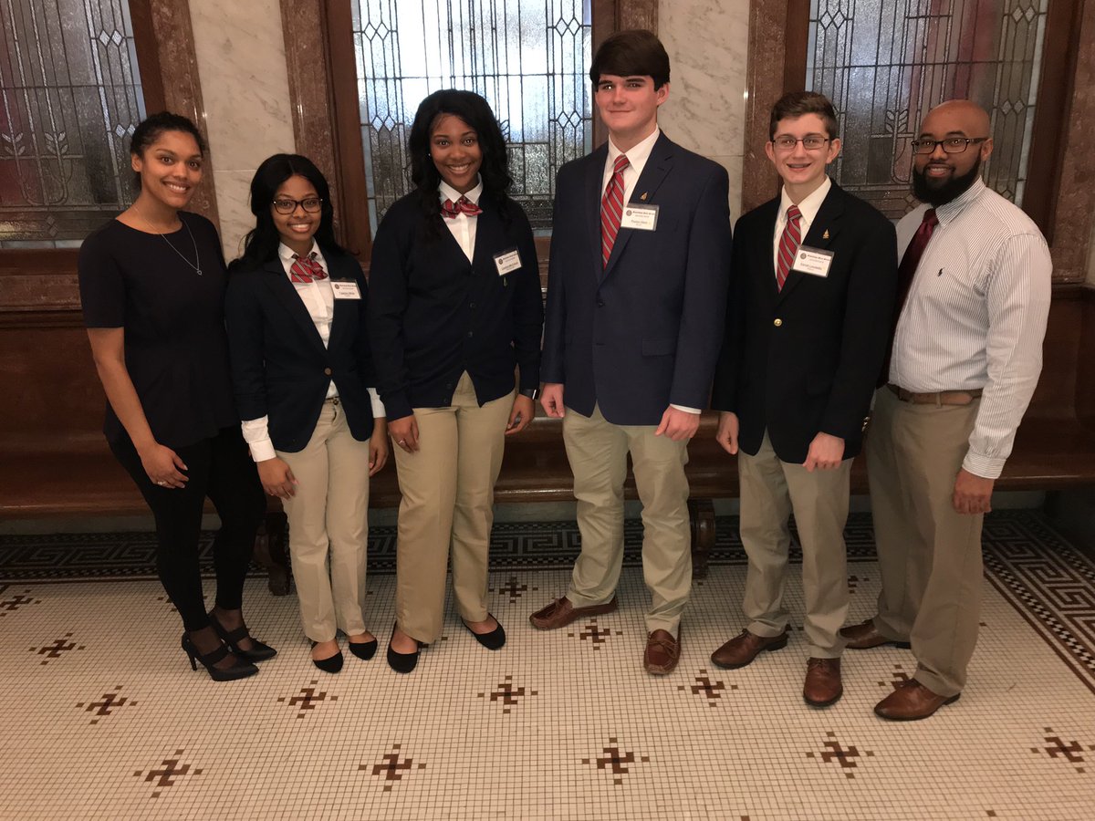 MSUExtGCD's tweet image. 2019 Lt. Governor Tate Reeves 4-H Senate Pages: Daniel from Walnut, Candice from Mendenhall, Peyton from Boyle, and T’ajahlon from Tupelo.  Pictured with Jennifer O’Banner (Extension Agent Hancock County) and Terence Norwood (4-H Legislative Page Program Coordinator).  #MSUext
