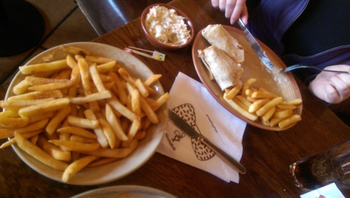 TheKongHunter's tweet photo. Monster portion of chips. https://t.co/cL3SCdOU6s