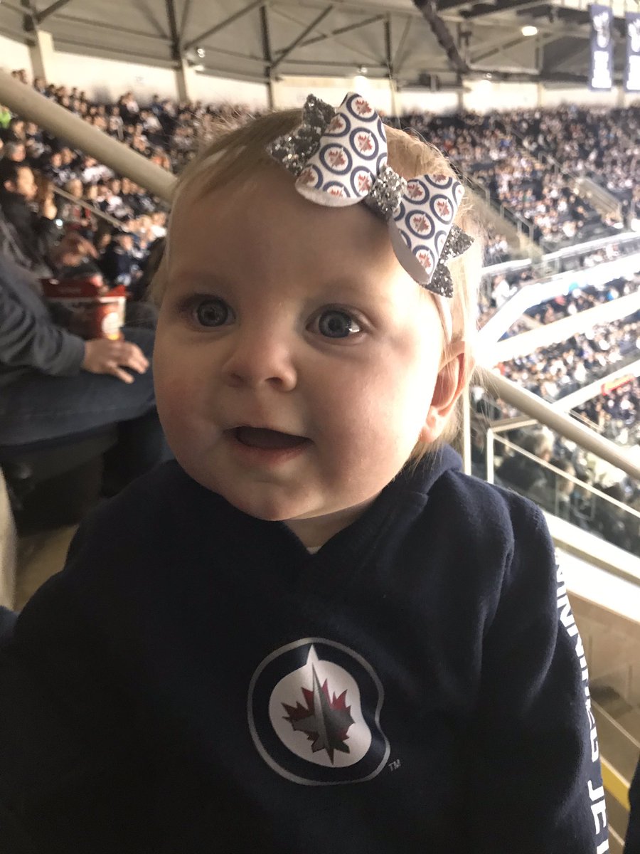 And just like that, we’ve got a goal! #GoJetsGo #WinnipegJets #NHLJets #AuroraKathryn
