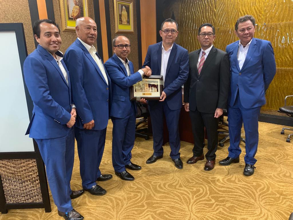 Berkesempatan kunjung hormat YB Menteri Pembangunan dan YM Timbalan Menteri <a href="/modbrunei/">MoD Brunei</a> sempena lawatan ke Pej Setiausaha Tetap Kementerian Pembangunan Brunei yg juga Presiden BAPEQS <a href="/BEM_Engineers/">Board of Engineers Malaysia</a> <a href="/JKR_Brunei/">Jabatan Kerja Raya</a> <a href="/JKRMalaysia/">JKR Malaysia</a>