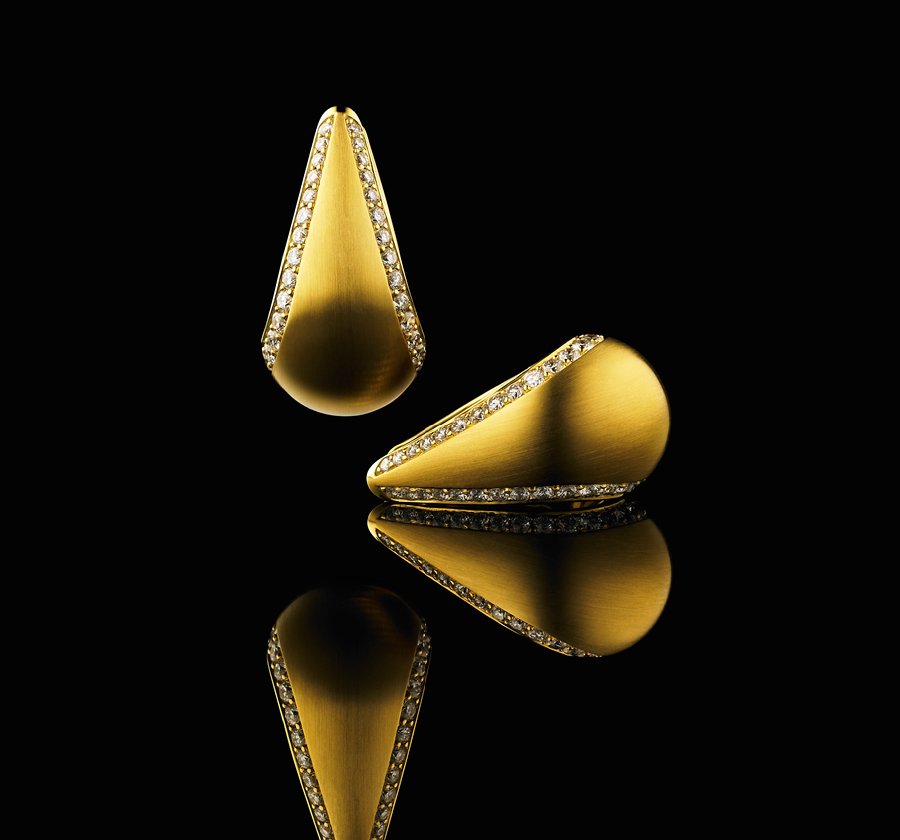 BUNDAFineJewels's tweet photo. BUNDA 'Bundova' earrings with brushed gold and diamonds #diamondearrings #yellowgoldearrings #diamondandgoldearrings #finefashionjewelry #highfashionjewellery #elegantearrings #bundadiamonds #diamondlovers #madeinsydney #thestrandarcade https://t.co/hs8KGPml9v