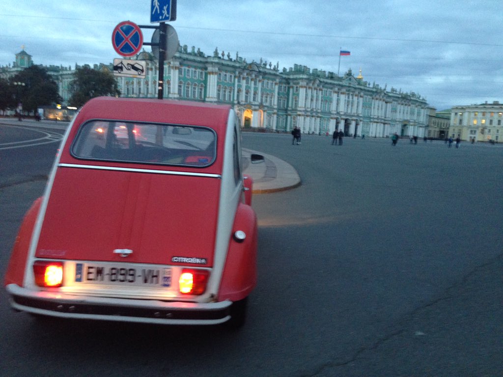 dollyenchine's tweet photo. @2CV_MEHARI_CLUB Dolly devant la Palais d’hiver à Saint Petersbourg https://t.co/SkemOvK307