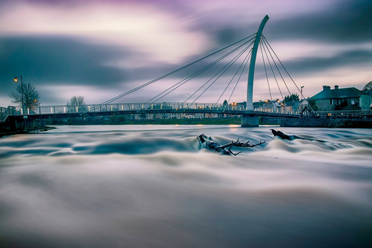 DanielStruk's tweet photo. River Moy, Ballina. Co. Mayo, Ireland @WeatherAisling @msnweather @StormHour @angie_weather @RTENationwide @wildatlanticway @WAWHour @ThePhotoHour @MayoNorth @mayotourism https://t.co/wytFE1iQcN