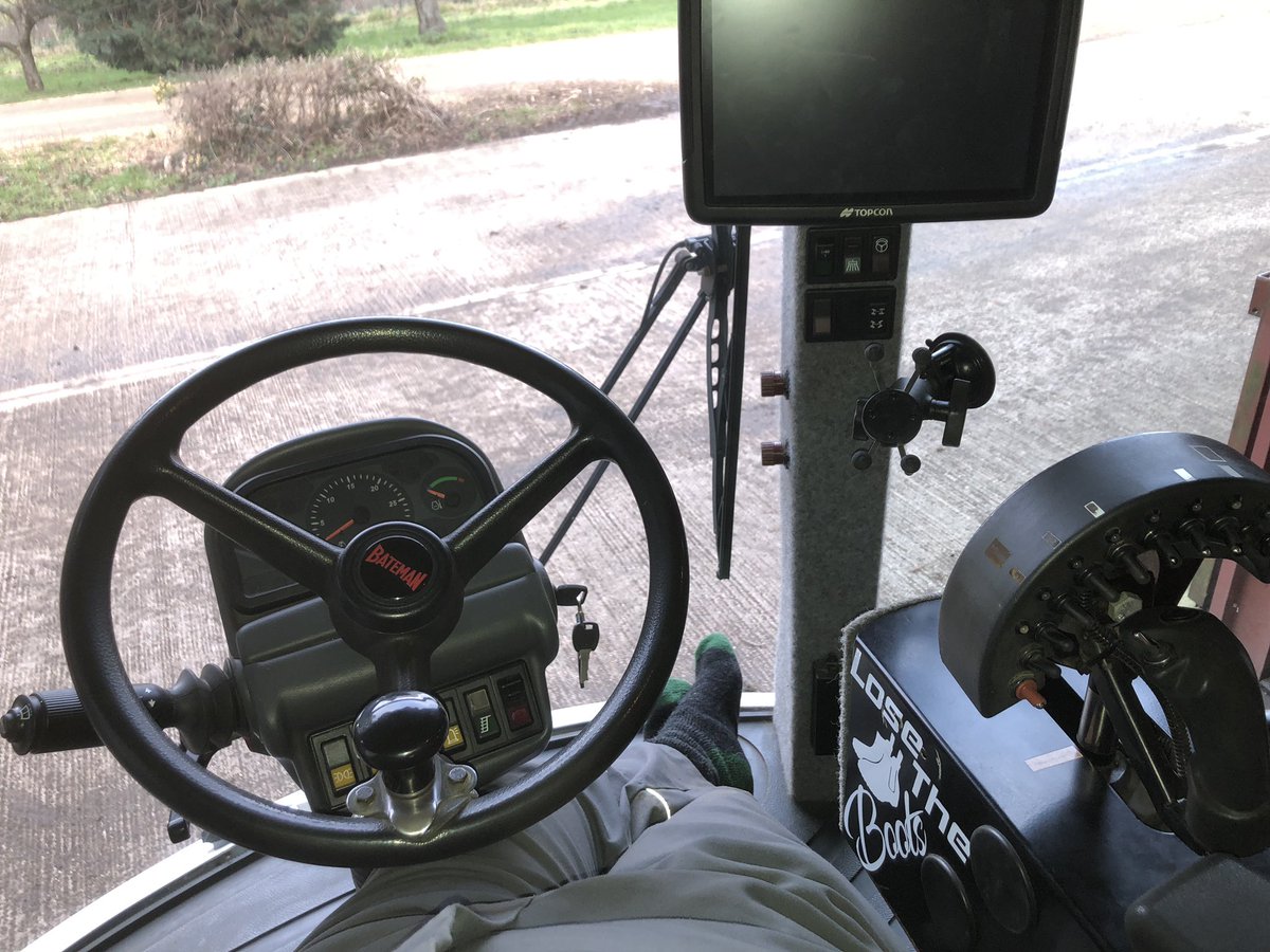 farmerpaulbw's tweet photo. Bateman’s home after some upgrading done by @LHAgro rtk full auto steer, making use of a current X35 screen and Agi-4 receiver which is normally used on a MF8740s for land work know will be changed from one to other in just a few minutes to get max use #bateman #lhagro #topcon https://t.co/2ncMAVVb4J