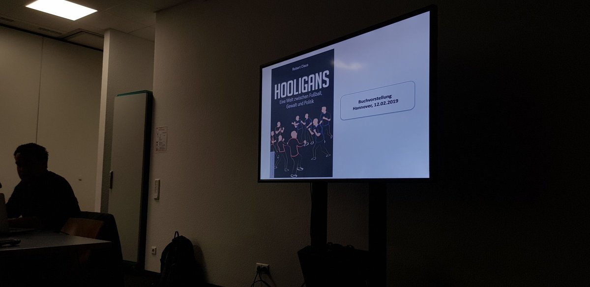 Infamous16H's tweet photo. Danke an @RobertClaus13 für seinen tollen Vortrag und dem damit perfekten Start in unsere Veranstaltungsreihe: "#rechtezustaende in Europa"
Alle weiteren Veranstaltungen: https://t.co/Q6jxDATxSJ https://t.co/wa0k1WUyFK