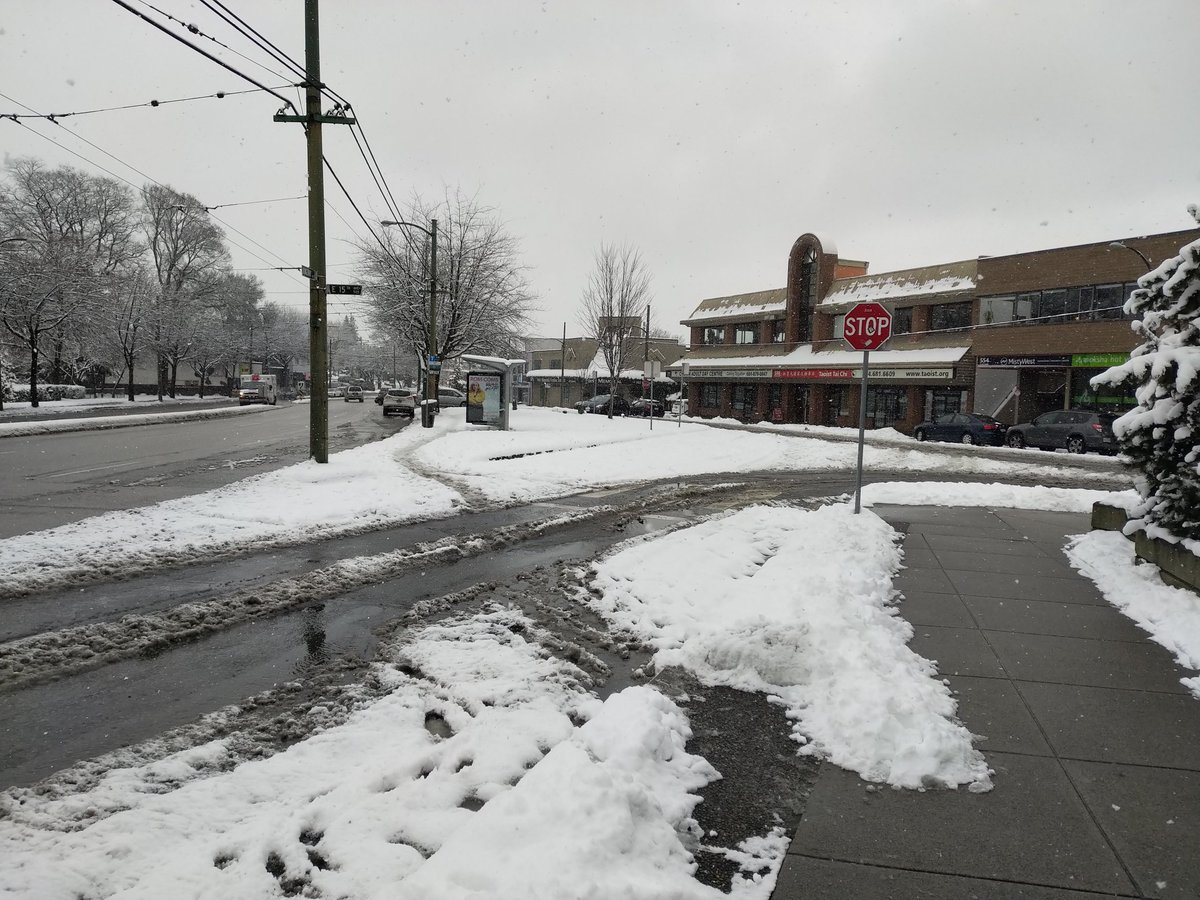 spokesmama's tweet photo. @BrainsOnNature @transitrunner ZOMG! Kingsway &amp; 15th Ave! @CityofVancouver
Clearly there's not much need for all this asphalt! Why not expand the "bus island" into a parklet? #sneckdown https://t.co/zHRJBwT4Ng