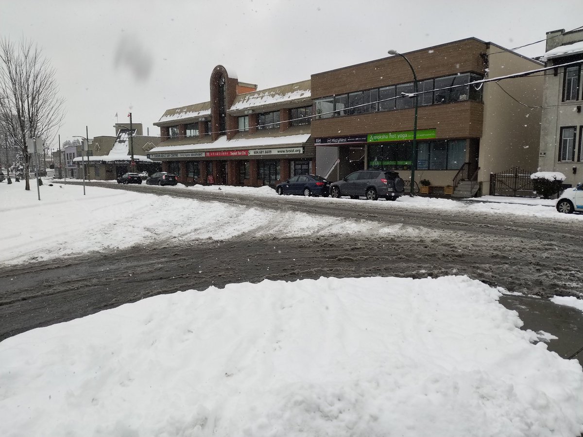 spokesmama's tweet photo. @BrainsOnNature @transitrunner ZOMG! Kingsway &amp; 15th Ave! @CityofVancouver
Clearly there's not much need for all this asphalt! Why not expand the "bus island" into a parklet? #sneckdown https://t.co/zHRJBwT4Ng