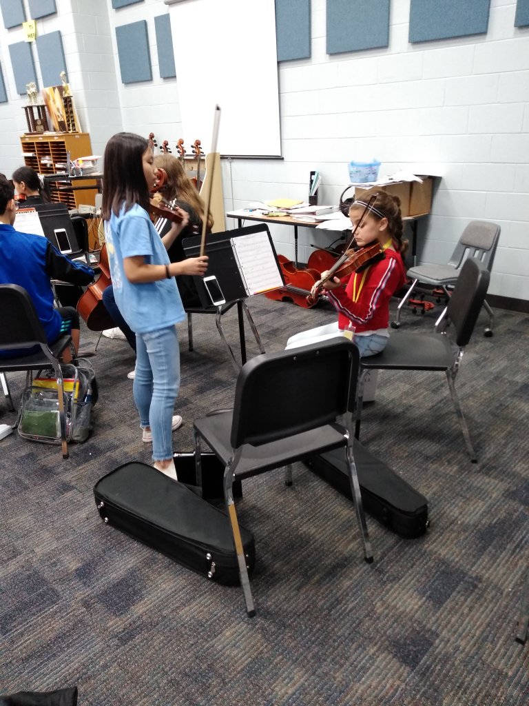 HamiltonMSOrch's tweet photo. Student leaders from Chamber teaching beginners! #beginnerbuddies #CFISDSPIRIT #CFISDfinearts #orchestraspirit @CFISDMusic @CFISD_FineArts https://t.co/fhRKbXqxYb
