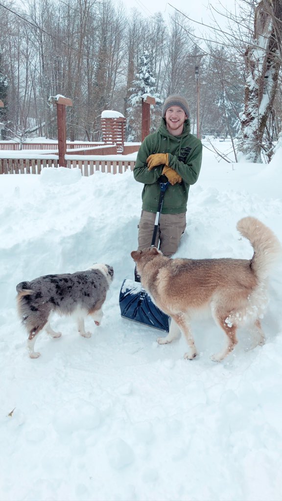 essentialjenni's tweet photo. Current update: We have been shoveling for about 3 hours and barely making progress. Snow is up to the 3ft fence and 5ft snow drifts. It is still snowing. I think I’m starting to panic! 🥺 in Ravensdale, WA https://t.co/K1aeaITYo6