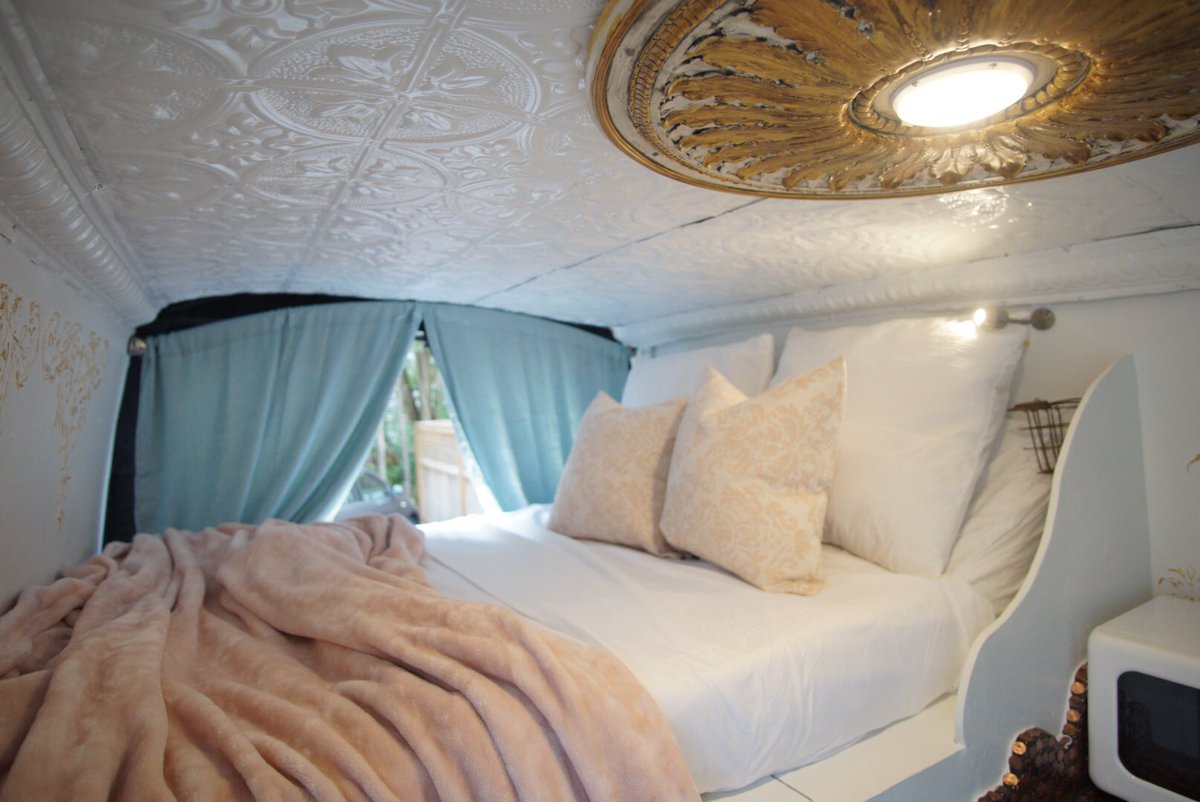 BabeCaveBuilds's tweet photo. It’s getting awfully COZY up in this bitch. #vanconversion #VanLife #vanbuild #promastervan #interiordecorating https://t.co/qfXroqLDu7