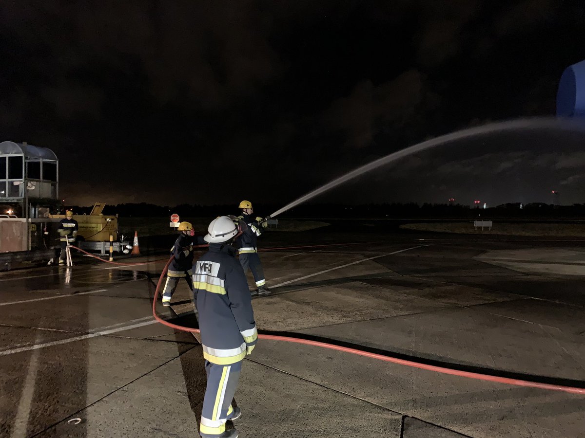 Back to basics tonight with the #YoungFirefighters at @EDIAirportYFA. 
Going over Hydrant Drills to get back into the swing of things after being off over the festive period. 
✈️🚒👨‍🚒👩‍🚒