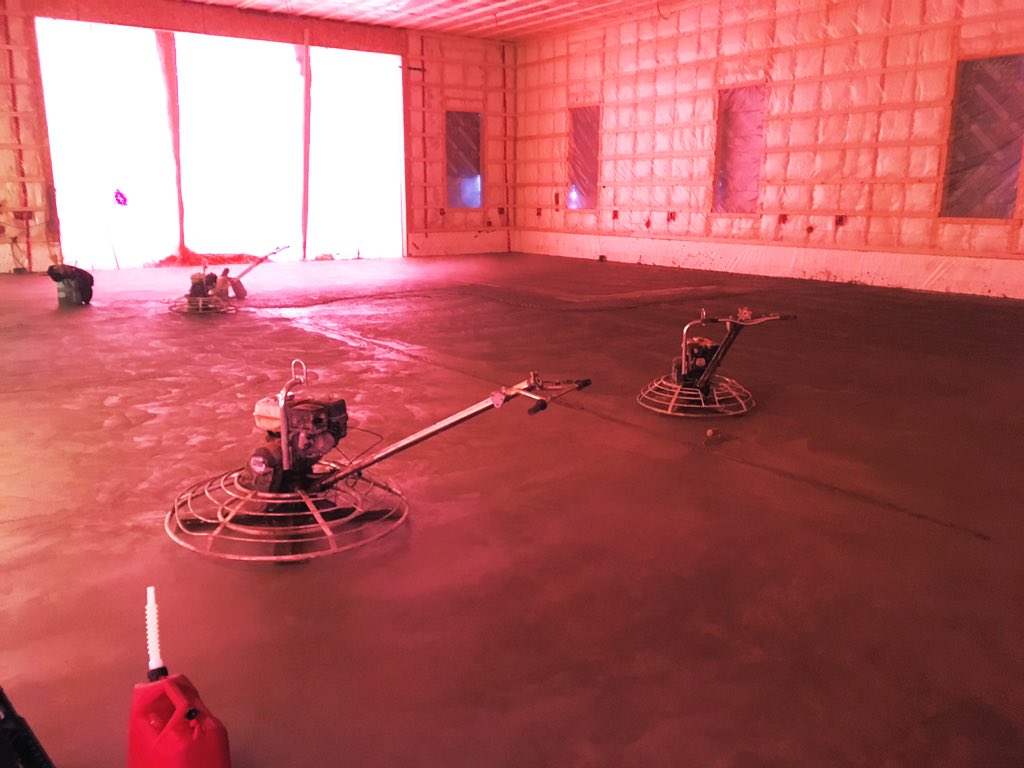 BernieKamphof's tweet image. Concrete is placed, the finishers are waiting until it sets up enough to be able to do the final polishing. Looks good! #ShopBuild
