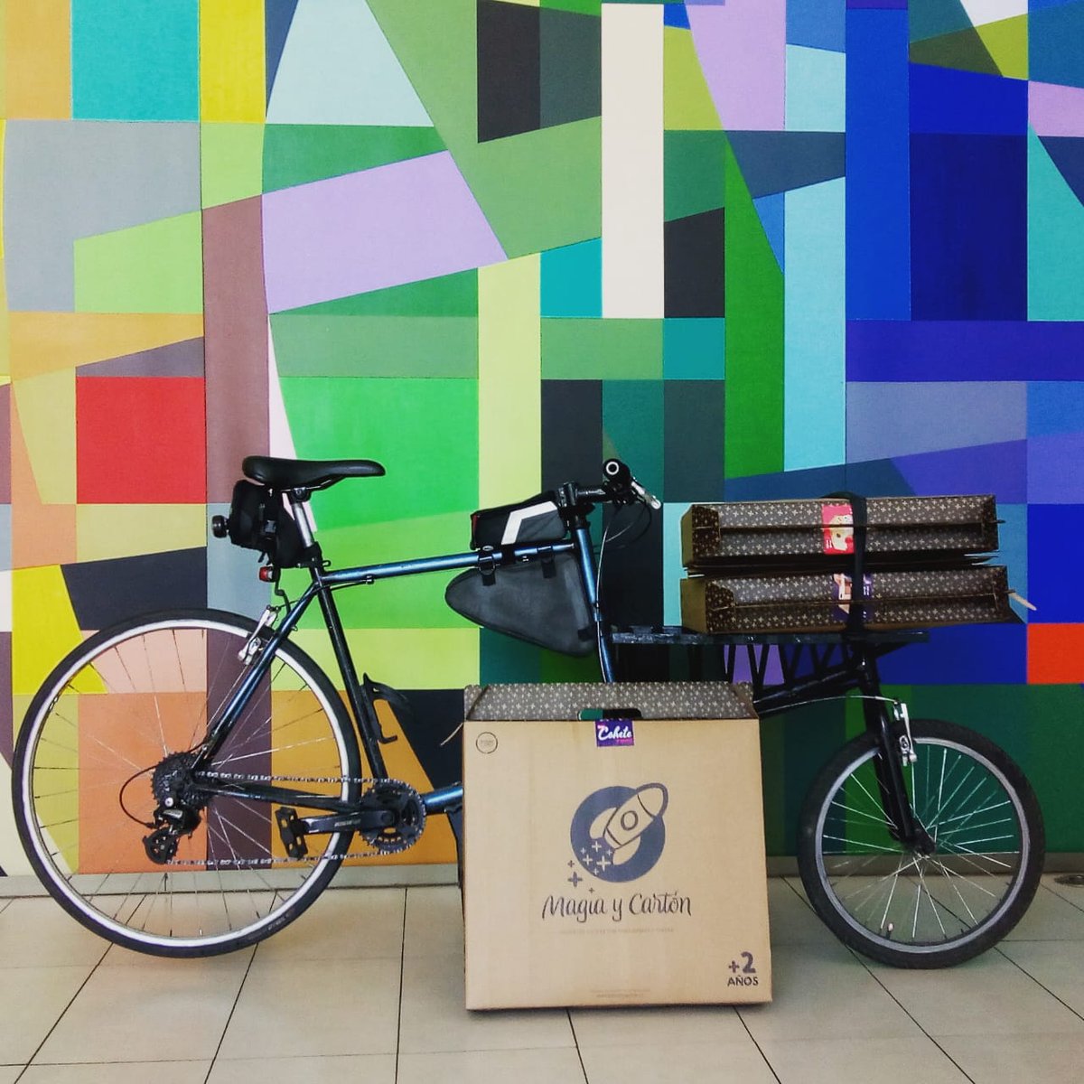 astrobikecl's tweet photo. Si la vida en bicicleta tiene más colores, por qué seguir utilizando la empresa de courier/mensajería tradicional? Rápido, seguro y por sobre todo sustentable 🌿♻️. Cámbiate a la bicimensajería, prefiere Astro Bike 🚲✉️⭐ #bicimensajeria #bicicleta #encomiendas #astrobike https://t.co/D3iT5W0mBS