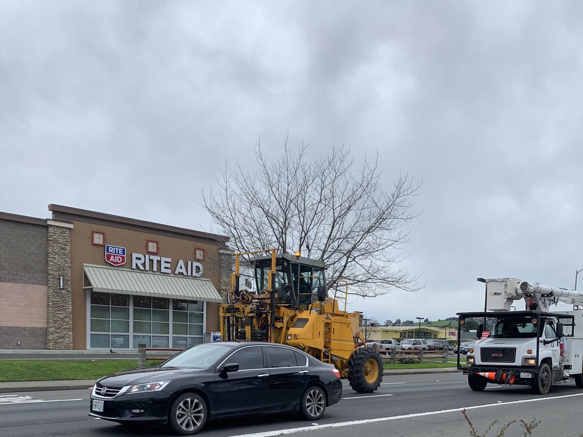 ThomsonVyrds's tweet image. #Winegrape operations in #NapaValley look more and more like the #CentralValley every day. #SmokeAndMirrors #Viticulture #Mechanization #Gregoire
