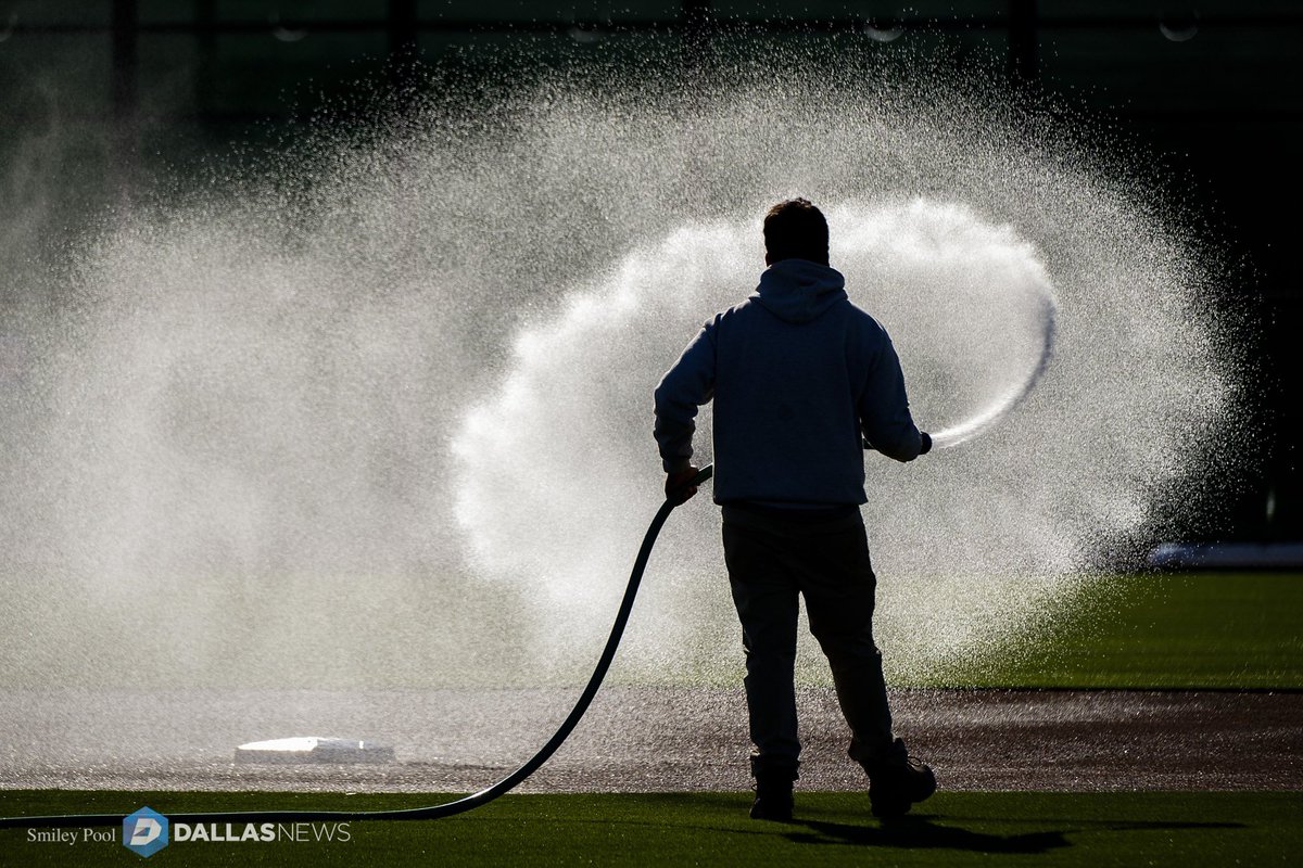 SmileyPool's tweet image. Photos:  Sunrise in Surprise for Texas Rangers pitchers and catchers as they report to spring training in Arizona p.d-news.co/z3id  #SpringTraining