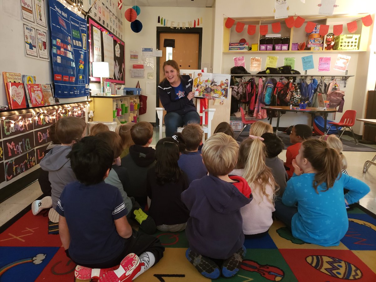 elainaeikey's tweet photo. We absolutely LOVED having Seachelle from the @Boosterthon come and read to us today! @summithillhusky https://t.co/RBLW0WlPjw