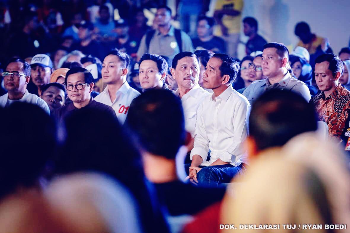 Ahi_Yuen's tweet photo. Sejak 2014 menjadi ketum relawan kawan jokowi sampai menjadi ketum partai saat ini..masbos @diaz.hendropriyono konsisten tetap mendukung pak @jokowi...
#diazmenangkanjokowi
#pkpindonesia
#partaizamanWOW
#pojokkananbawah20
#masbos
#ketumgw https://t.co/n2y7Xn7Xfe