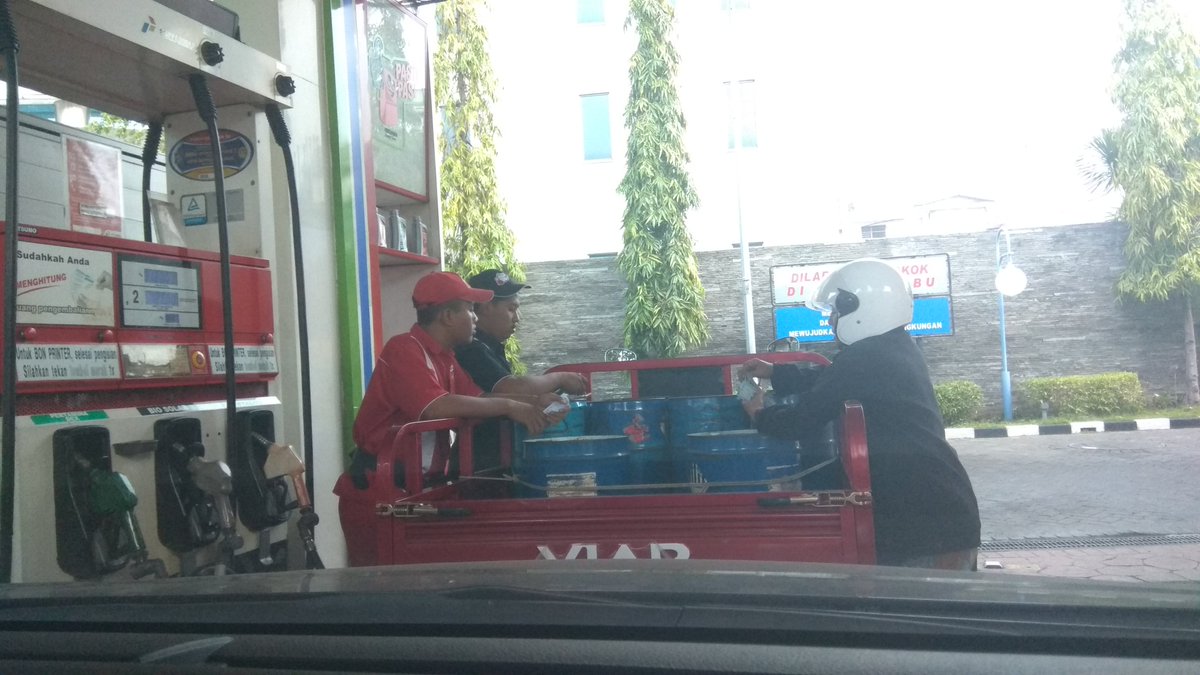 Faishal Ramadhan H (@faishalpasby) on Twitter photo Emang boleh ya beli BBM pake drum / Jerigen seperti ini ? Padahal ada tulisan larangan mengisi menggunakan Drum / Jerigen
Lokasi Pom Bensin Jl.Mayjend Sungkono 57
<a href="/e100ss/">Radio Suara Surabaya</a> Emang boleh ya beli BBM pake drum / Jerigen seperti ini ? Padahal ada tulisan larangan mengisi menggunakan Drum / Jerigen
Lokasi Pom Bensin Jl.Mayjend Sungkono 57
<a href="/e100ss/">Radio Suara Surabaya</a>