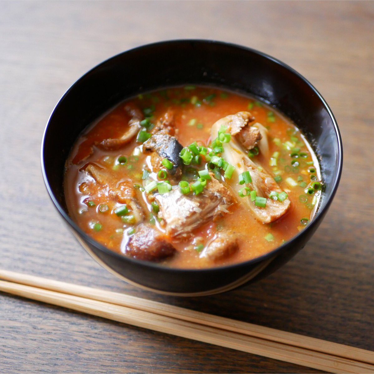 有賀 薫 鯖缶トマトの味噌スープ トマト をごま油で炒めて軽く煮たところに鯖味噌煮缶を入れました 味の足りない分 味噌を追加して味を整えます しいたけ出汁の干し椎茸もちょっと刻んで加えて トマト 鯖 椎茸と 旨味がぎゅぎゅっと詰まったスープに