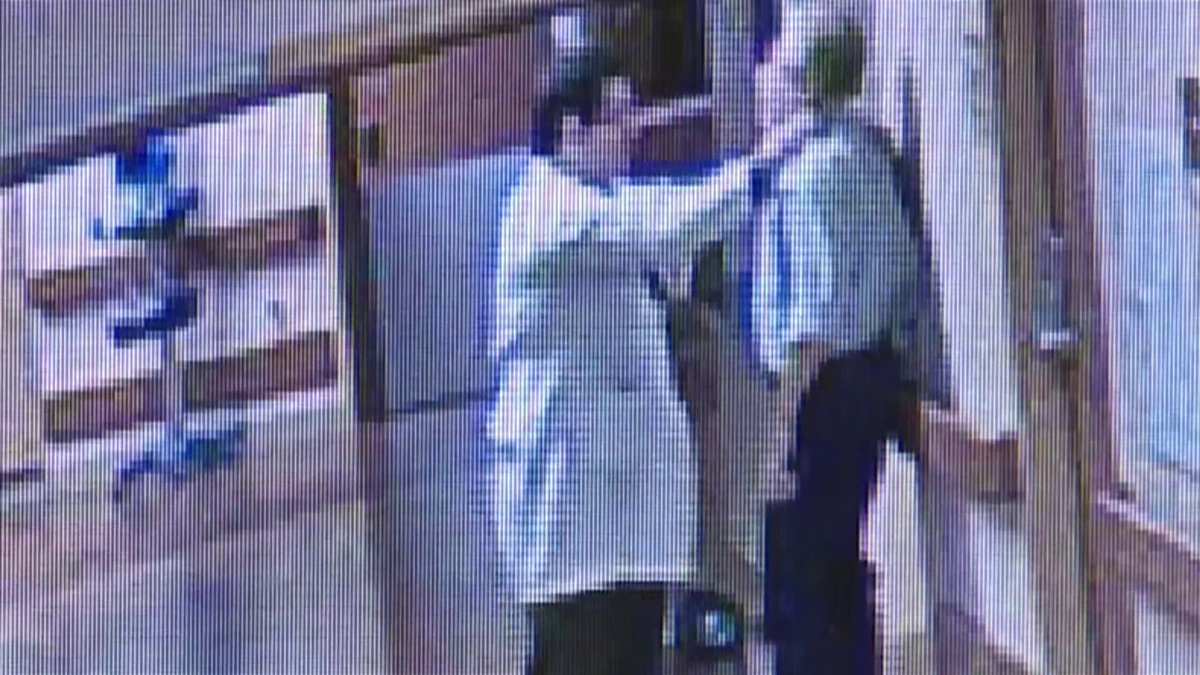 Hospital surveillance video shows doctor fighting with patient's friend bit.ly/2thTLwz https://t.co/SVg147n0iN