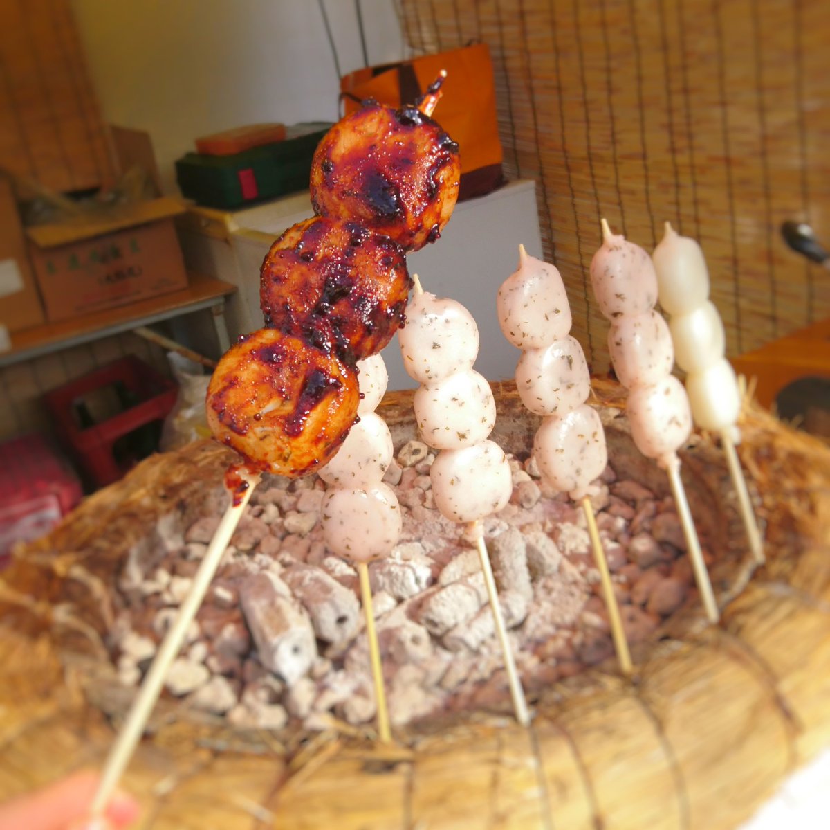 Sakura Mog Twitterren 食 焼き団子 さくら団子 河津桜まつり 通りの終盤にある焼き団子は注文してからじっくり焼いてくれる 桜 だんごは桜葉がねりこまれたお団子に 甘辛い味噌をぬったもの みその風味に全部持っていかれるかと思いきや かめばかむほど桜の味