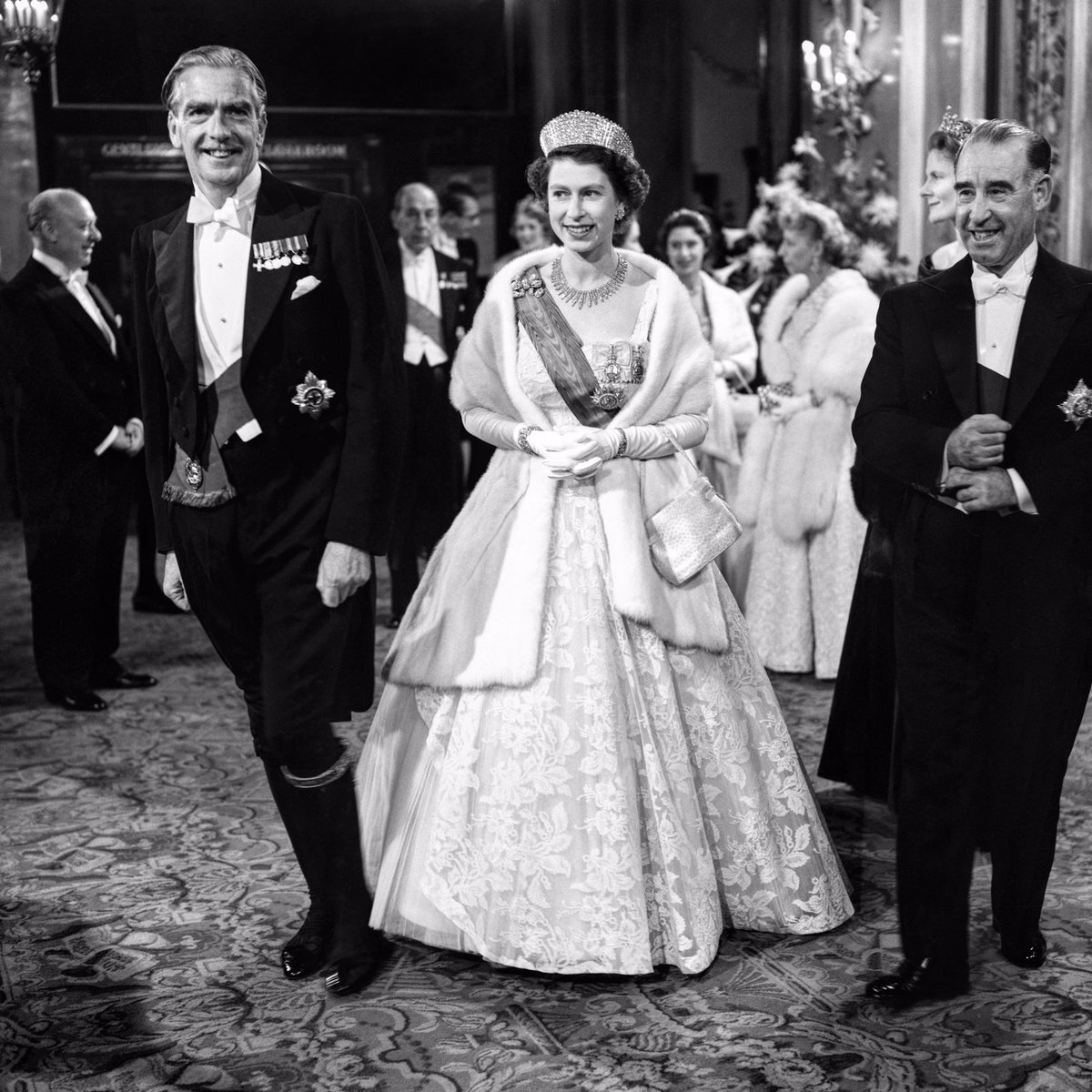 RoyalFamily's tweet photo. As Patron of @TheRoyalBallet, The Queen has visited Covent Garden many times throughout the years. 

📷Her Majesty arrives for a gala performance at @RoyalOperaHouse in 1955. https://t.co/3sSSkPzDR2