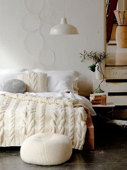 RiversetApts's tweet photo. Achieving cozy winter vibes in your apartment only takes one swap: the bedspread! Change out your comforter for a knit blanket in a soft, seasonal tone. https://t.co/9mtITeoF0z https://t.co/qv1JUPdr5v