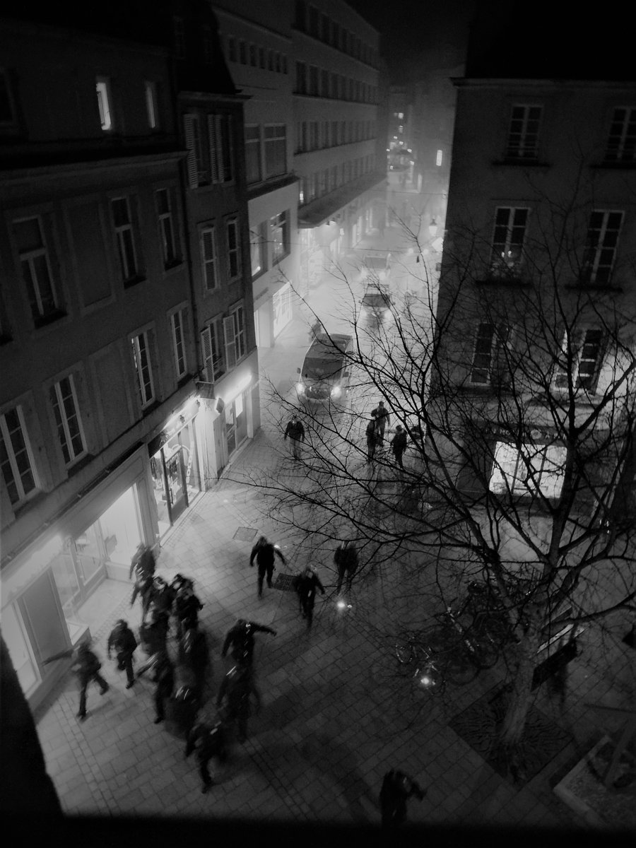 mazoudemetz's tweet photo. #GiletsJaunes #ActeXIII #Metz Le jeu du chat et de la souris ... #EquipeJaune #EquipeBleue https://t.co/45kqNDwFtH