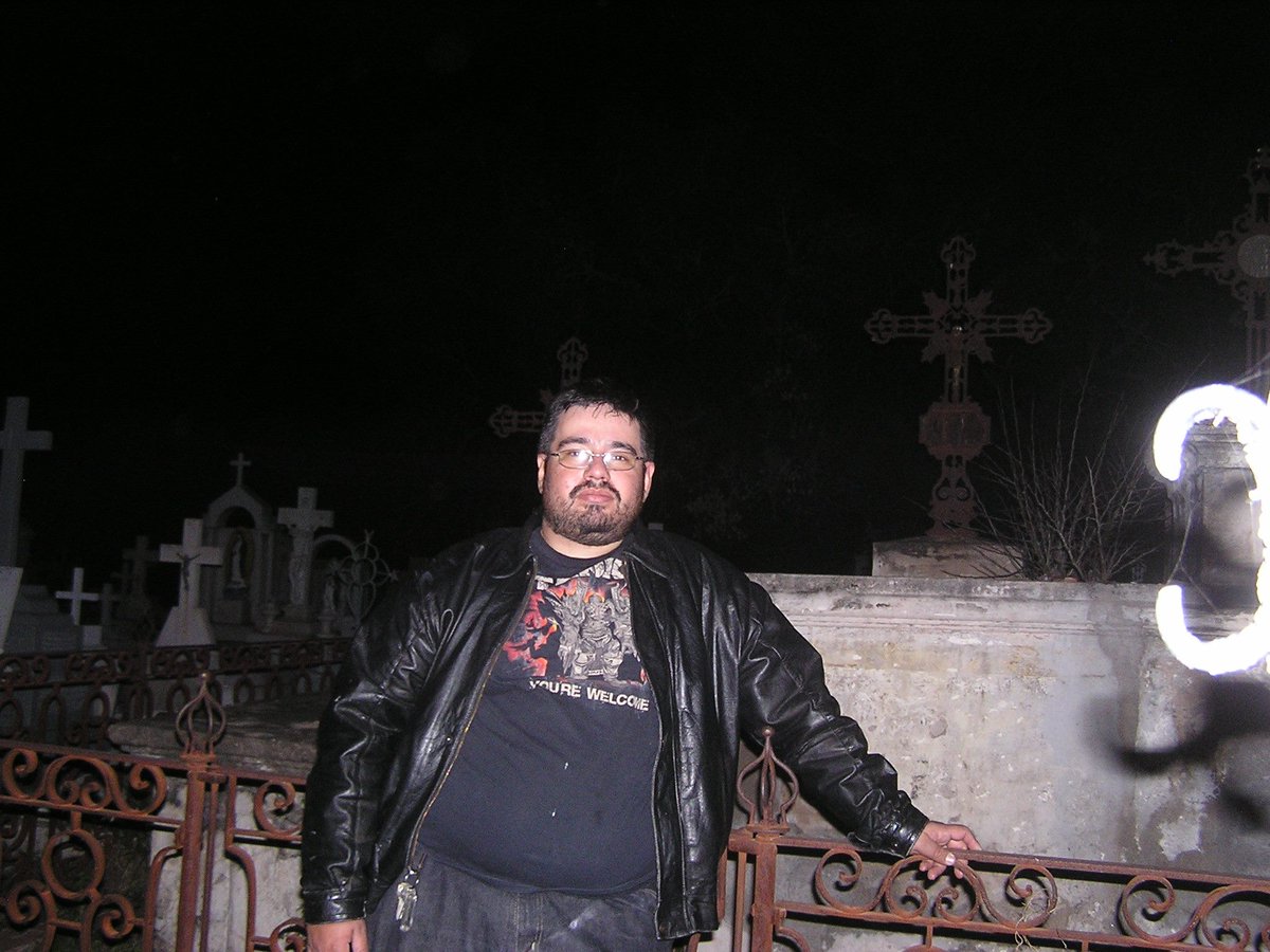 fer_pyson's tweet photo. Como me divertí en el panteón de Álamos gritando #SATANAS durante el #Faot2019 - https://t.co/bmaF3OFGAi @paramaniaticadc https://t.co/L33G5CQ72j