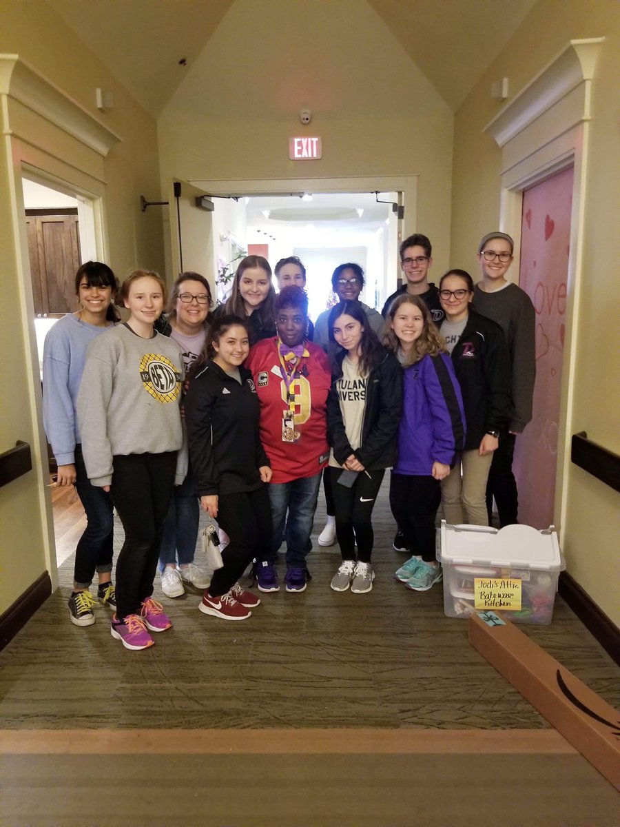 DTHSBetaClub's tweet photo. Spreading the Valentine’s Day love at Magnolia assisted living. #beta #volunteering https://t.co/43nBiE8XyB