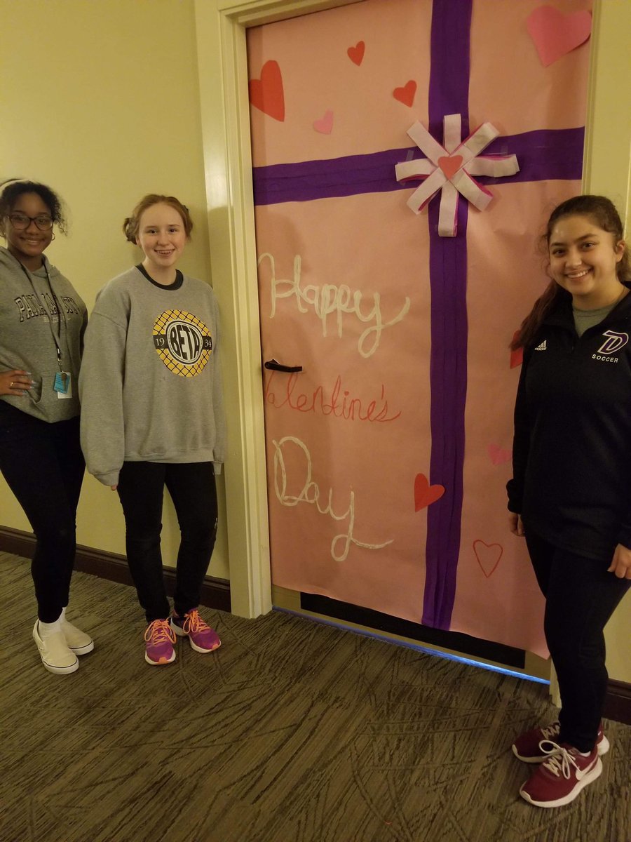 DTHSBetaClub's tweet photo. Spreading the Valentine’s Day love at Magnolia assisted living. #beta #volunteering https://t.co/43nBiE8XyB