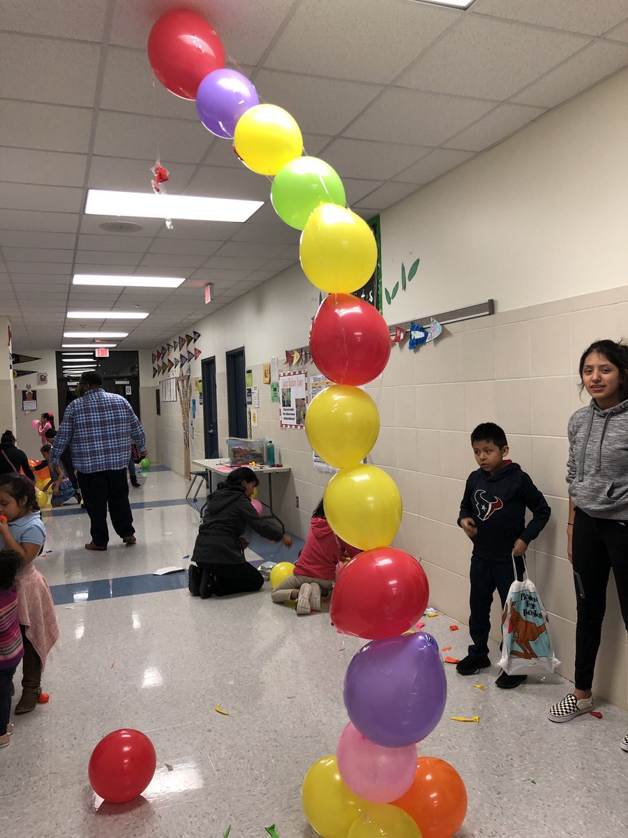 Ms_M_Pena_Reyna's tweet photo. Balloon Tower https://t.co/fIoHf1Puq0