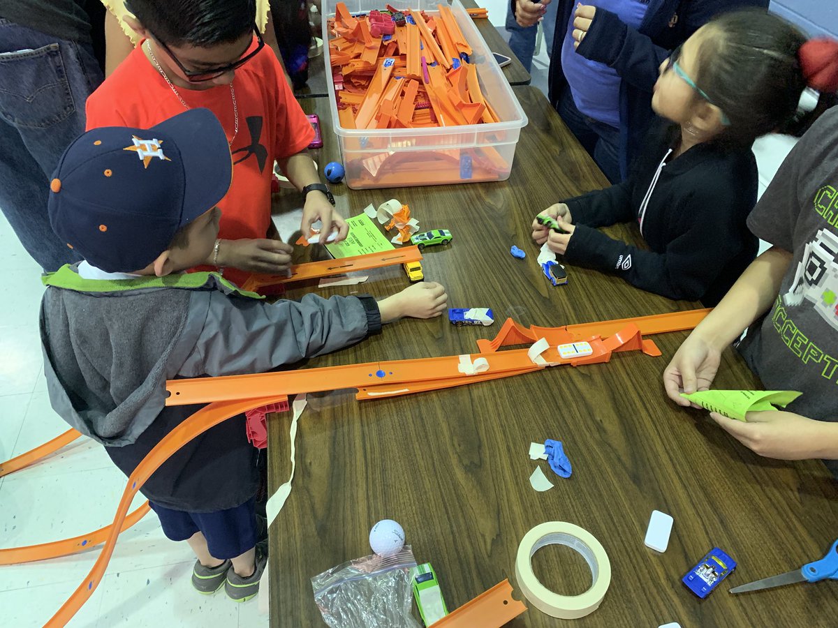AdamLBock's tweet photo. Hatchett STEM Night 2019! @NISDElemScience https://t.co/VgWbE9uJcE