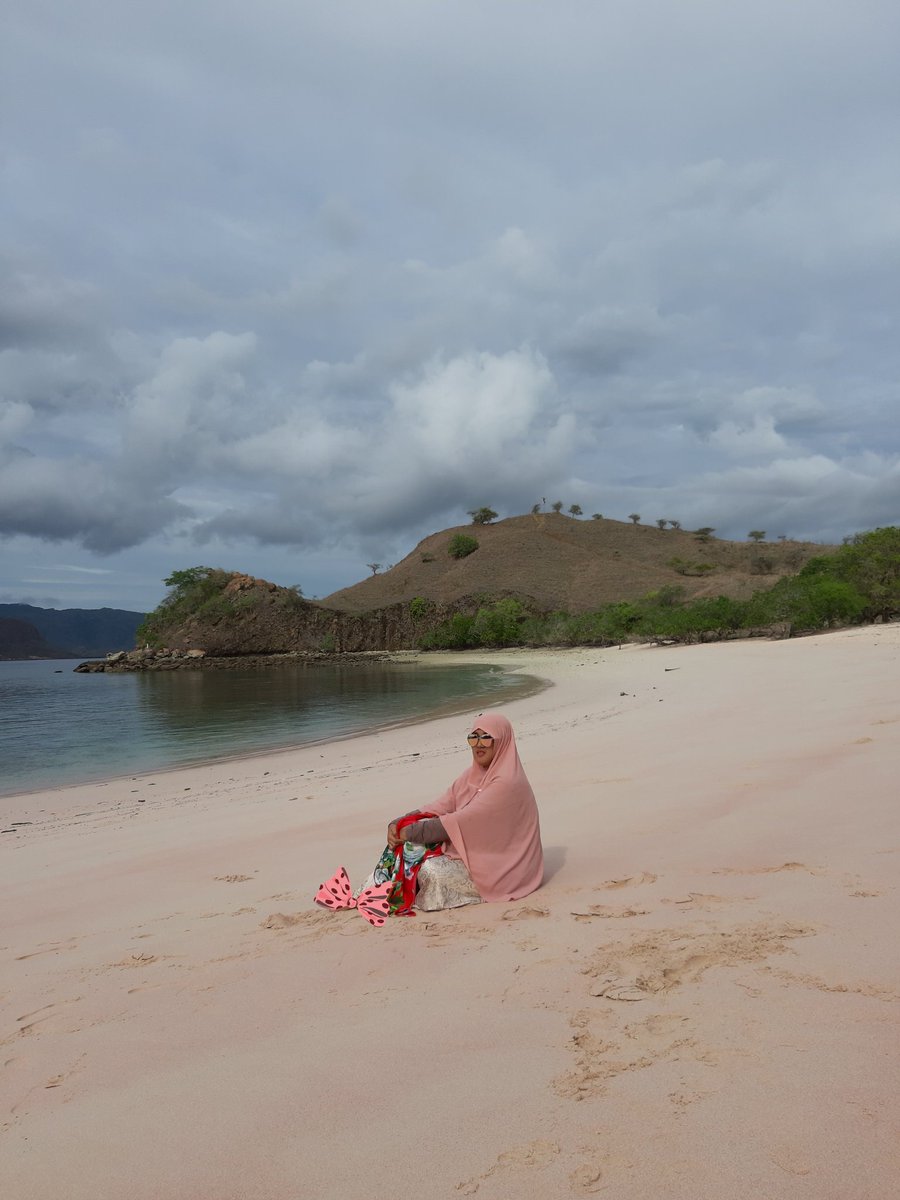 Namanya Pink beach ...krn pasirnya merah muda😎.. snorkling at this place is heaven 👌👌.. asli terumbu karang dan ikan2nya warna warni banget.. kondisinya msh terjaga ... my fav place for snorkling

#NTTCoblosPrabowoSandi 
#NTTCoblosPrabowoSandi
