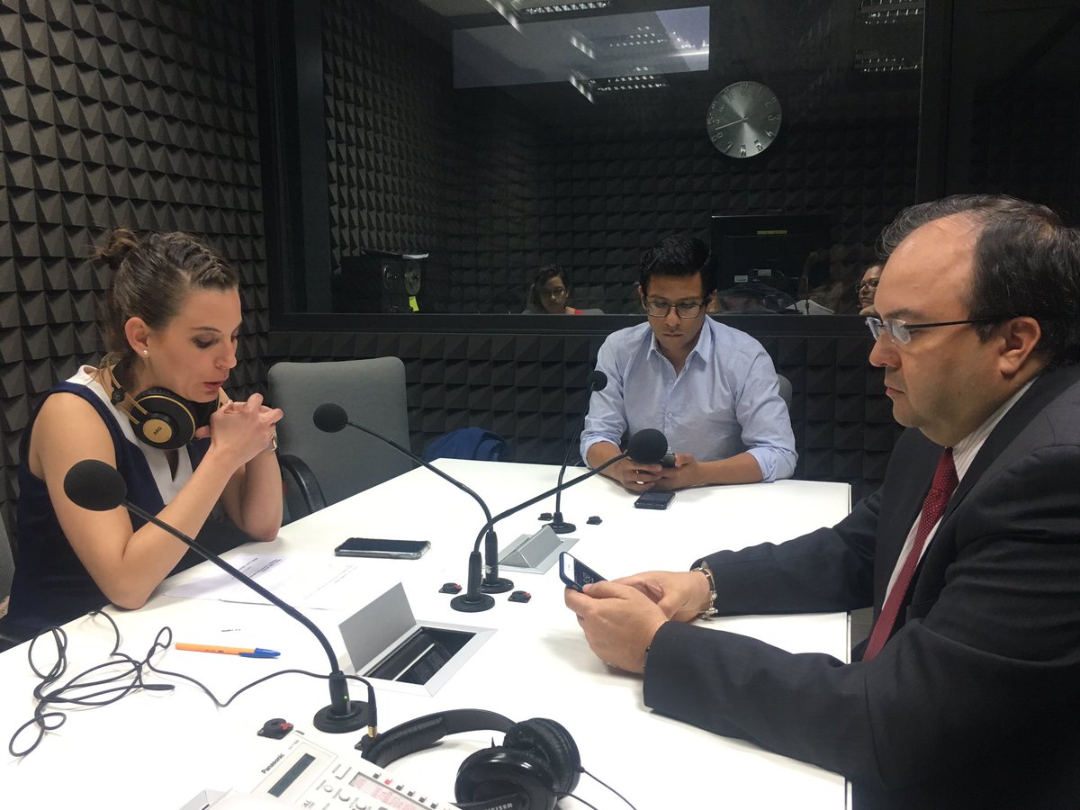 cceleon's tweet photo. El Presidente del @cceleon @JArturoCCEL ya está en la cabina de @_enlinea con @Jen_m6 a quien deseamos el mayor de los éxitos en este nuevo proyecto radiofónico.
Sigue la entrevista a través de #BluFM https://t.co/wlo0jGmNHE