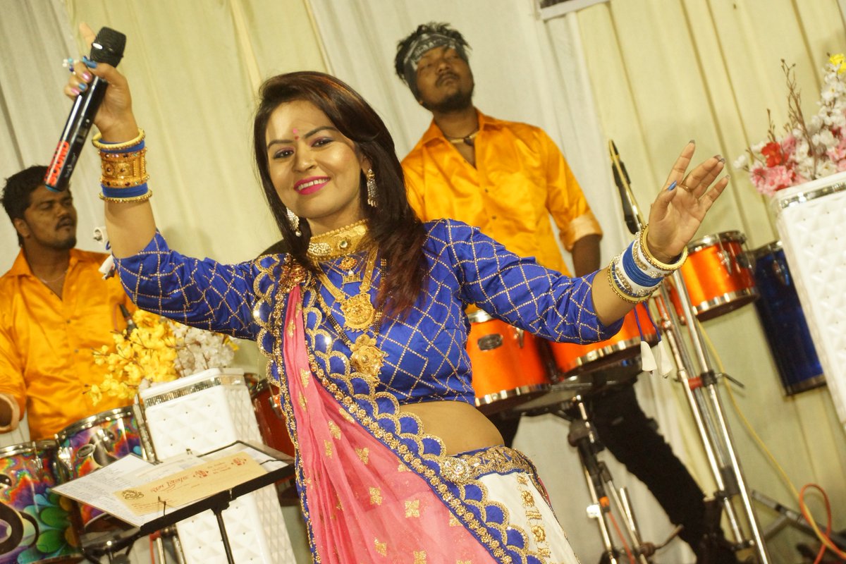 IDivyaChaudhary's tweet photo. Divya Chaudhary Musical Group Mahesana presents A Fabulous Night Yesterday At Khodla Indivision 

#Dc_Digital #divya_chaudhary #ras_garba #Gujrati_singer #livegarba #live_DJ #gujarati_artist #playback_singer #likeforlike #followforfollow #like4like #follw4follow #khodla https://t.co/H34CdNpTNy