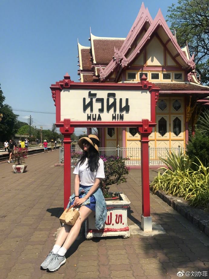 Mvhub_official's tweet photo. หลิวอี้เฟย Crystal Liu (刘亦菲) แวะมาเที่ยวบ้านเราเป็นการส่วนตัวนะครับ
รูปนี้ลงในเว็บป๋อเมื่อคืน แต่เห็นว่ามาบ้านเราหลายวันแล้ว
#MVHub #เอ็มวีฮับ #อาณาจักรคนรักหนังจีน #หนังจีนออนไลน์ #TVB #ทีวีบี #TVBSeries #ทีวีบีซีรีส์ #หลิวอี้เฟย #CrystalLiu #刘亦菲 https://t.co/zXgczWkyqc