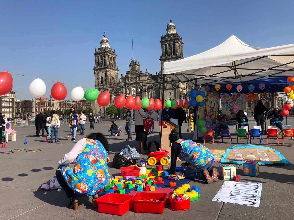 Pajaropolitico's tweet photo. Encargadas de estancias infantiles se manifiestan en el Zócalo con el fin de mostrar sus labores de cuidados a niños y niñas. https://t.co/3IJgHMJ7Bx https://t.co/Vxzz8PX35g