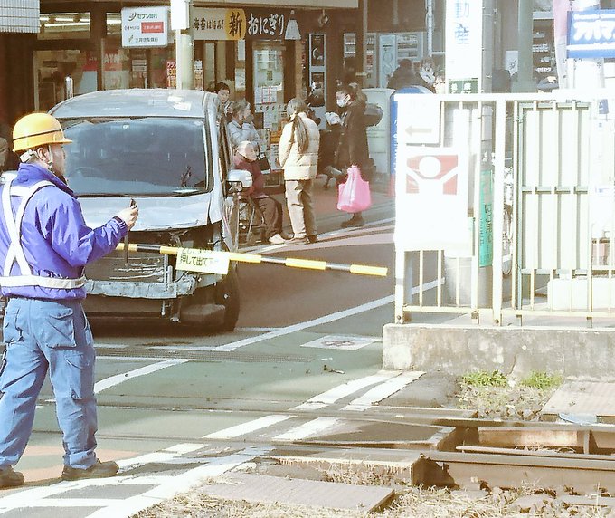 踏切事故 京王井の頭線 明大前 東松原間の踏切で自動車が接触 運転見合わせ まとめダネ 踏切事故 京王井の頭線 明大前 東松原間の踏切で自動車が接触 運転見合わせ まとめダネ