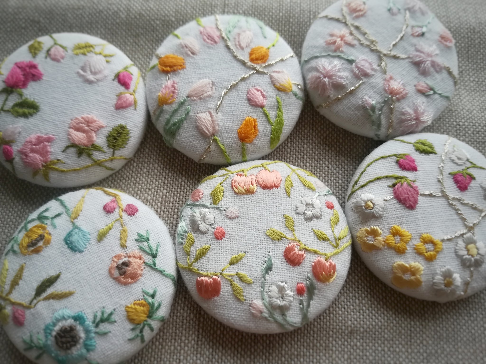 ❁hAnafany❁(専用) くるみボタン　鳥刺繍　ヘアゴム カラーリーフの刺繍ヘアゴム＊紺＊くるみボタン ヘアゴム