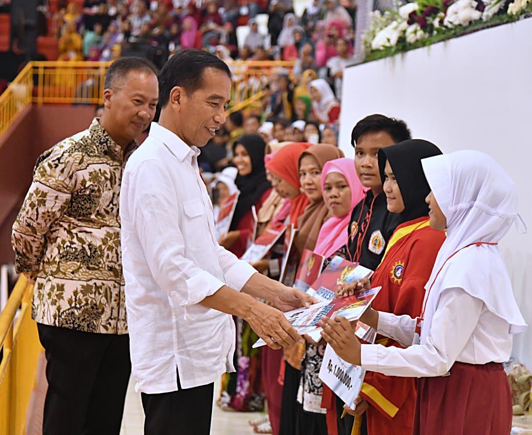 Saya ingin, anak-anak dari keluarga penerima Program Keluarga Harapan di negeri ini senantiasa sehat, pintar, dapat bersekolah setinggi-tingginya. 

Mereka tidak takut untuk bermimpi, untuk jadi apa saja: jadi menteri, bahkan jadi presiden. Insya Allah.