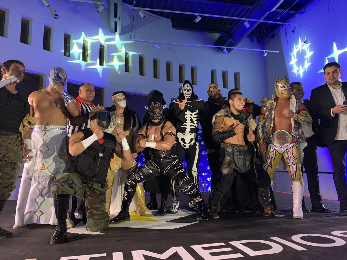 luchalibreaaa's tweet photo. Con ellos #VamosADarlesLucha en @multimediostv todos los domingos a las 3 pm en Canal 6 @mmdeportesmx
#AAAenMultimedios 👊👊👊👊 https://t.co/FVoTkgqcYC