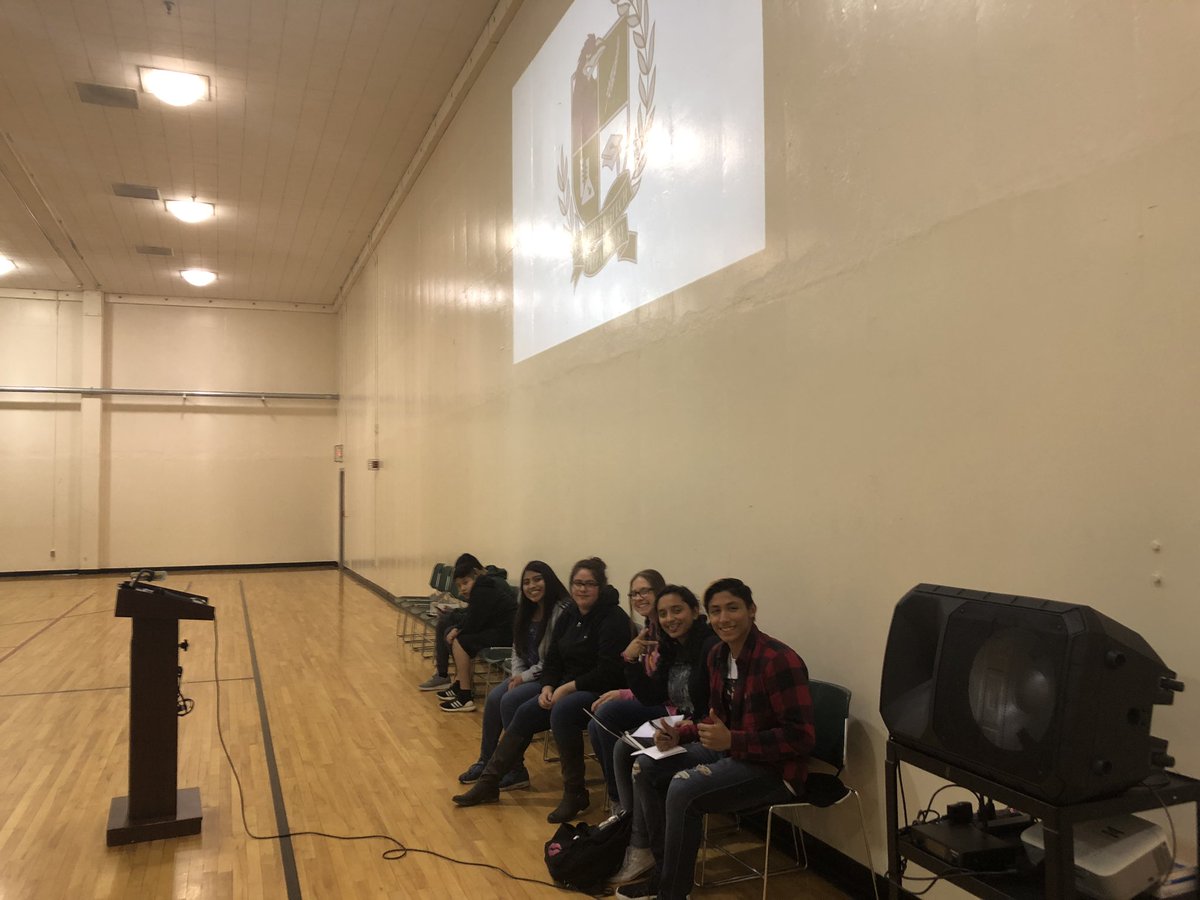iTechPrep's tweet photo. Esta noche abrimos nuestras puertas a hispanohablantes que quisieran asistir aquí. #iTechPrep #VPSAmazing #STEM https://t.co/Lgu8b15yLb