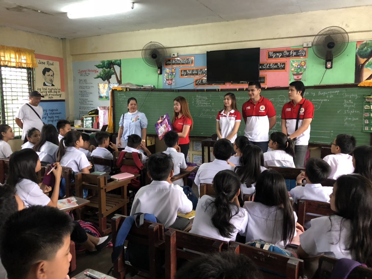 rex_gatchalian's tweet photo. SK Federation President Coun. Chiqui Carreon together with Marulas SK Kagawads Robin, Joshua and Alota distributing free school supplies to all Marulas Public School Students. Later they will be joind by SK Kag Coleen, Nina and Jeff..barangay Kags Ludy and Demi also joined them https://t.co/Rru1z3CGqW