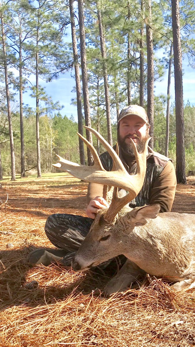 ScottPezent's tweet photo. My Biggest Alabama buck! Split G2 buck! https://t.co/Q0qDizPGii