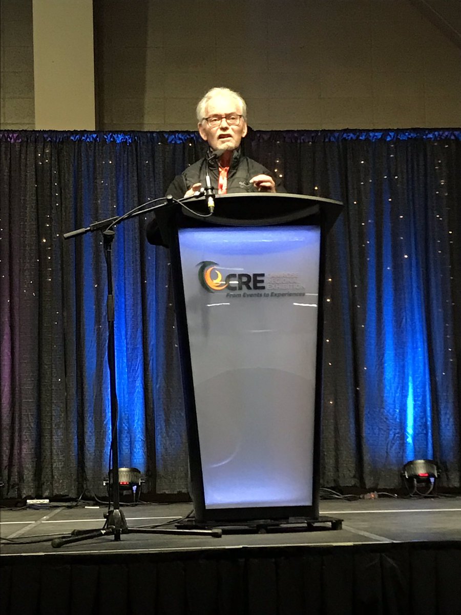 TourismCamrose's tweet image. Wynn McLean presents The Rural Tourism Champion Award at the @GRTConference #GRT2019