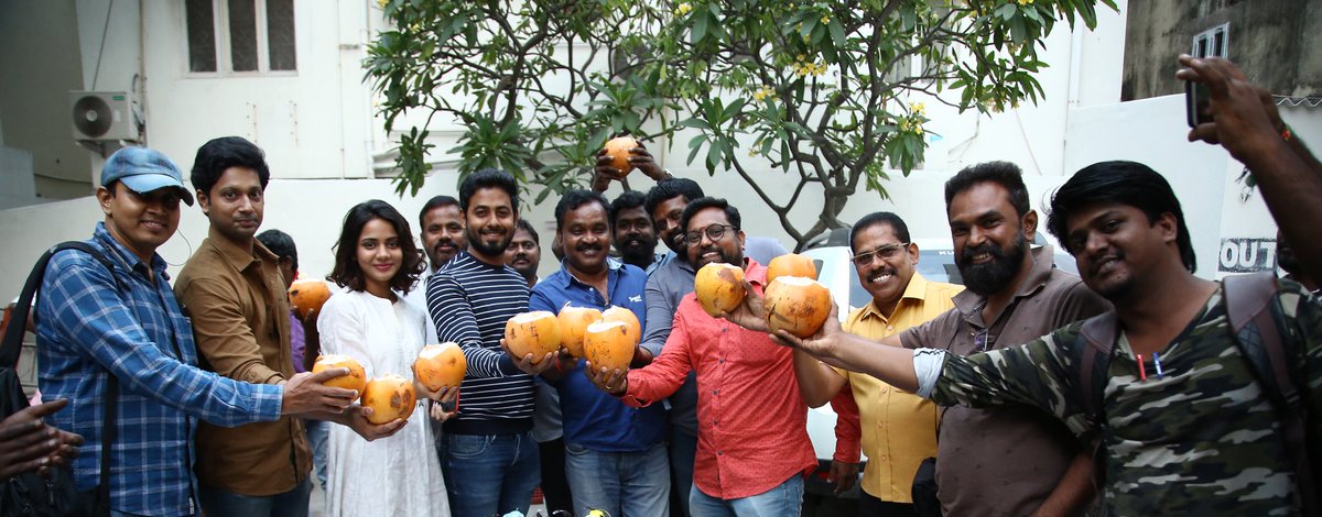 @Aariactor celebrates an organic birthday by distributing tender coconuts instead of cutting cake at #Aleka shooting spot. @Aishwaryadutta6  

@AshiqVJash @YugabhaarathiYb  #ssrajamithran #CSathya @Vivek #GlowstarCreations #BDharmaraj #CreativeTeamz