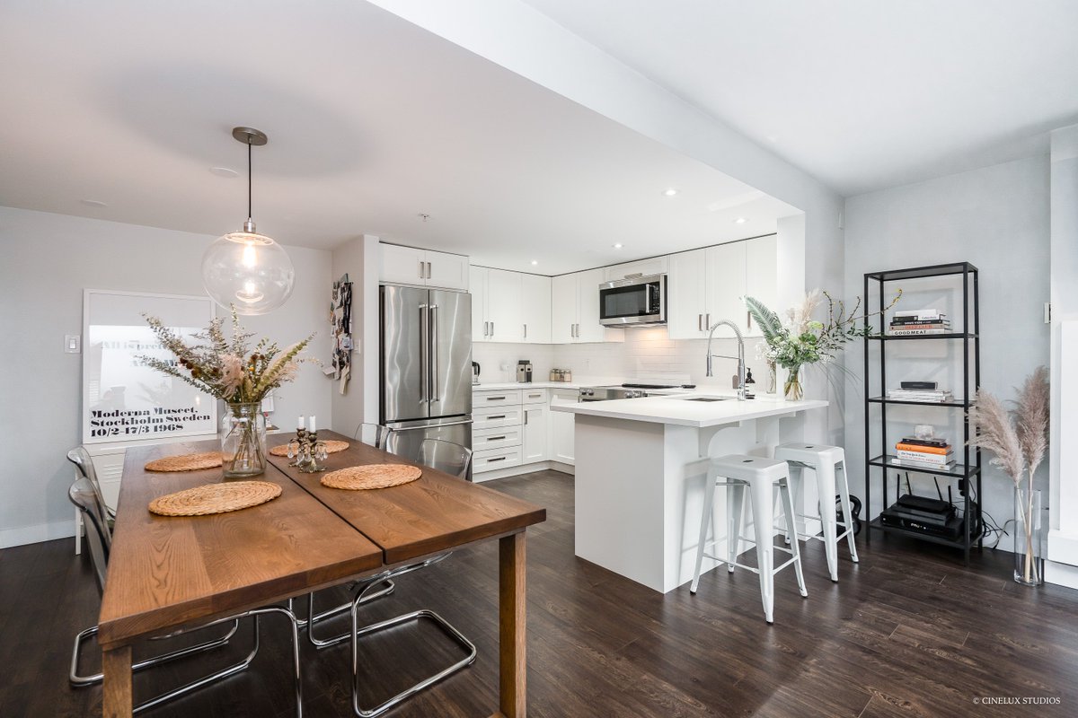 ExpertsVancity's tweet image. New Listing: Gorgeously updated 2 Storey Townhome in Kitsilano. 2 Bed + 2 Bath. Modern renovated kitchen, great entertaining living room with gas fireplace. Includes stunning walk in master ensuite/closet. Definite must see!! Contact: info@vancityexperts.com. #VancityExperts